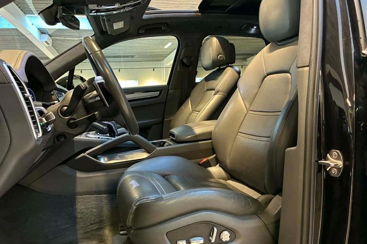 Sort Porsche Cayenne Turbo fra 2018