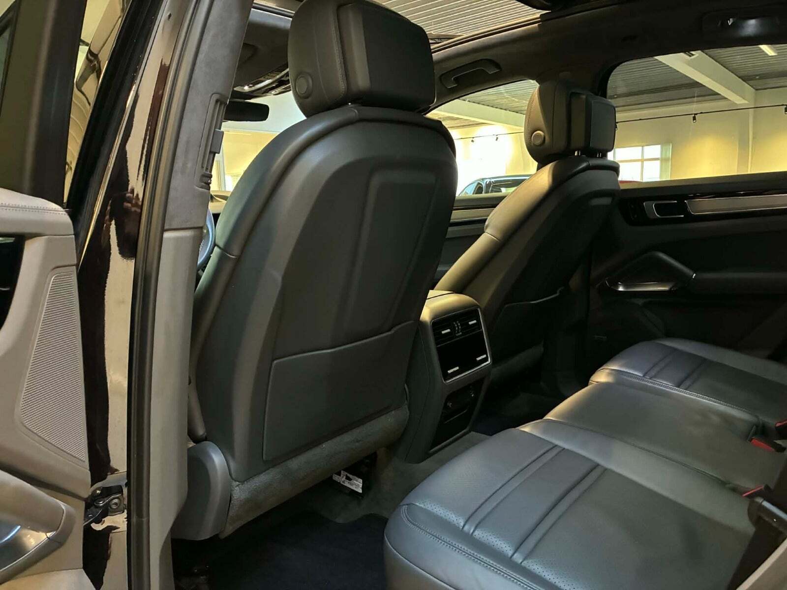 Sort Porsche Cayenne Turbo fra 2018