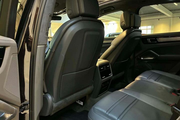 Sort Porsche Cayenne Turbo fra 2018
