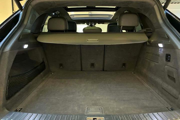 Sort Porsche Cayenne Turbo fra 2018