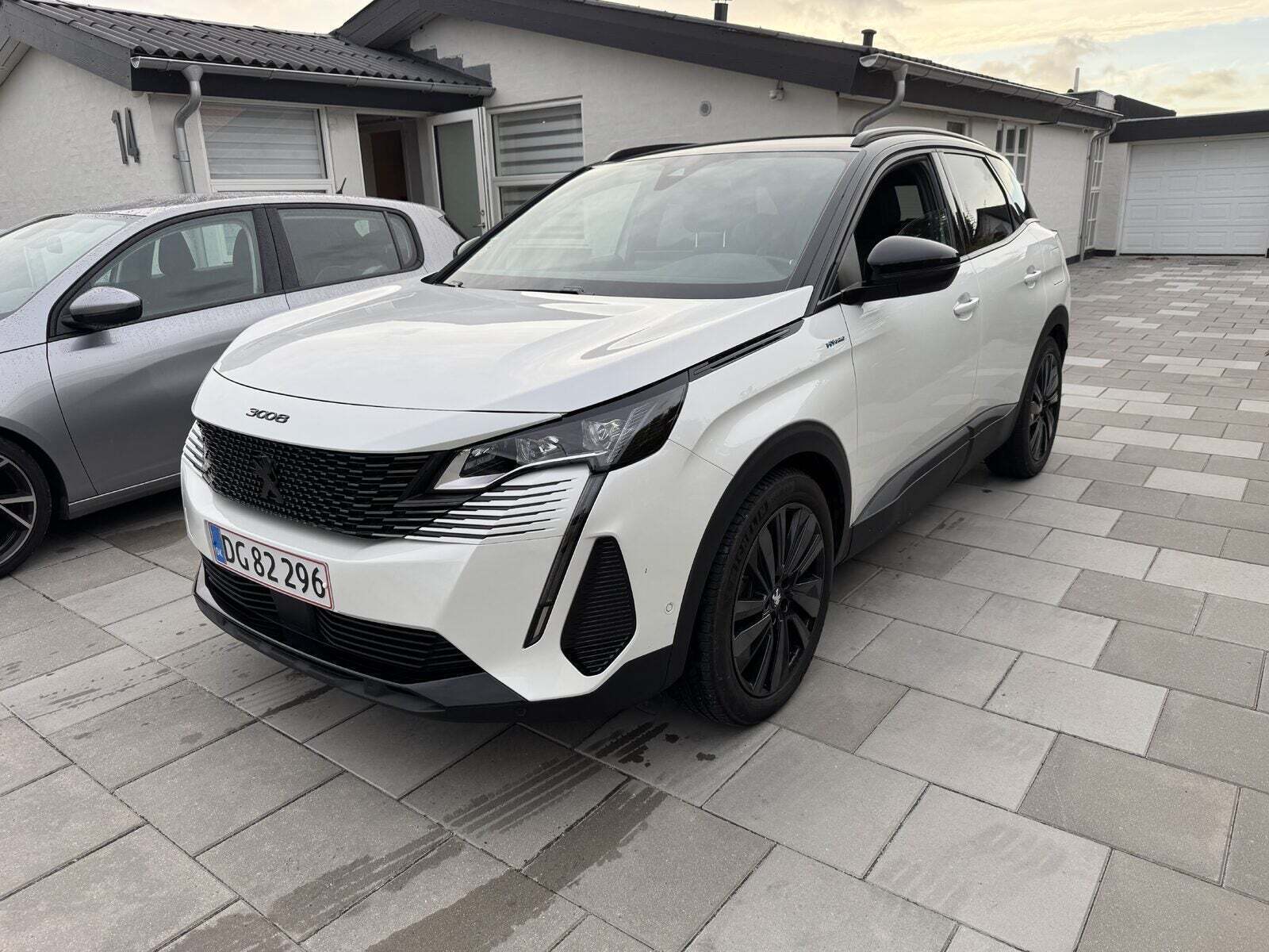 Hvid Peugeot 3008 fra 2022 set udefra