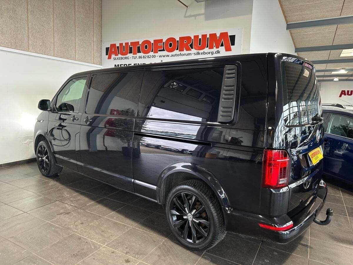 Sort VW Transporter fra 2021