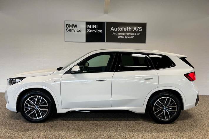 Hvid BMW iX1 fra 2025