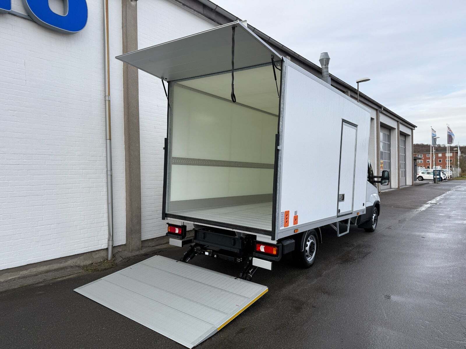 Iveco Daily 2,3 35S16 4100mm Alukasse m/lift AG8