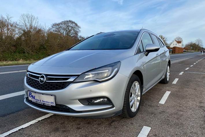 Sølv Opel Astra fra 2019 set udefra