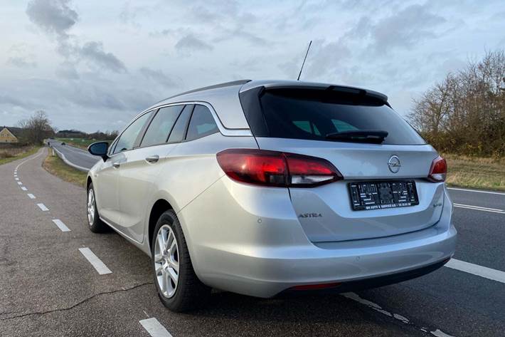 Sølv Opel Astra fra 2019