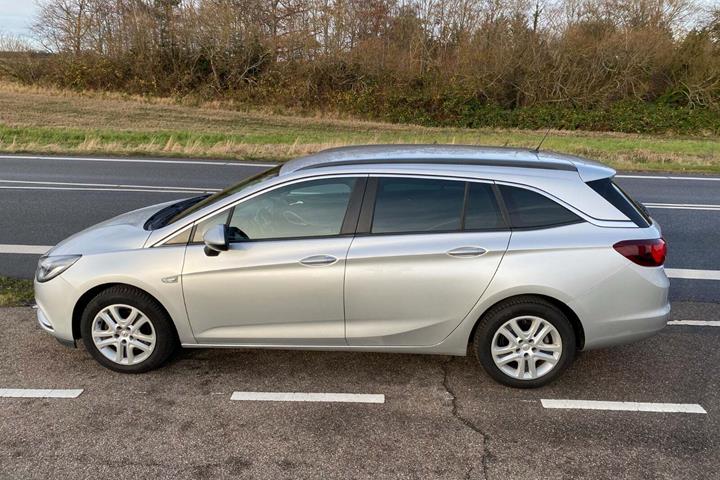 Sølv Opel Astra fra 2019