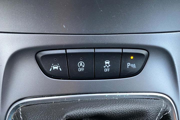 Sølv Opel Astra fra 2019