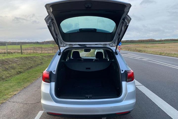Sølv Opel Astra fra 2019