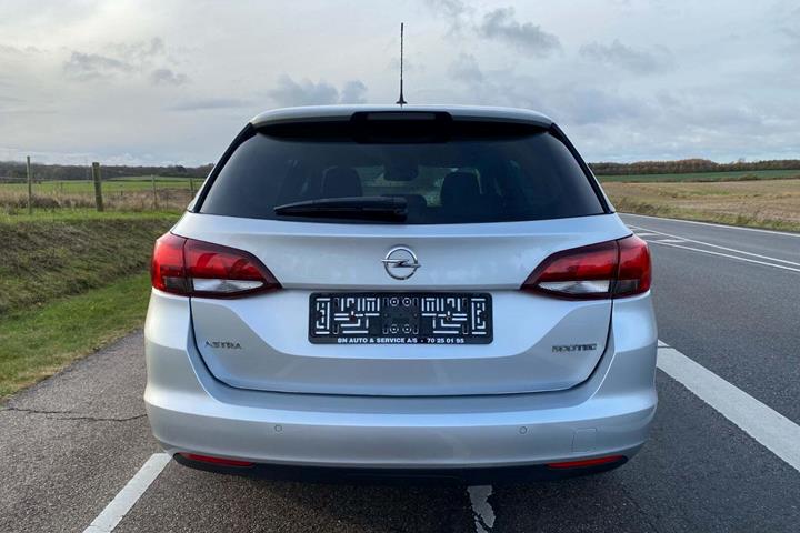 Sølv Opel Astra fra 2019