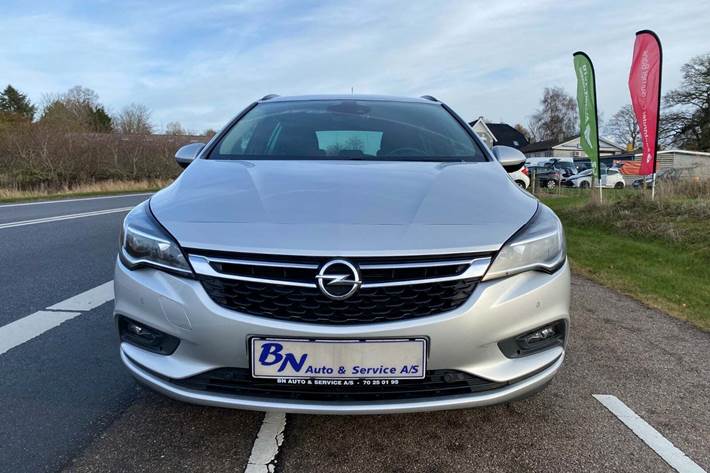 Sølv Opel Astra fra 2019