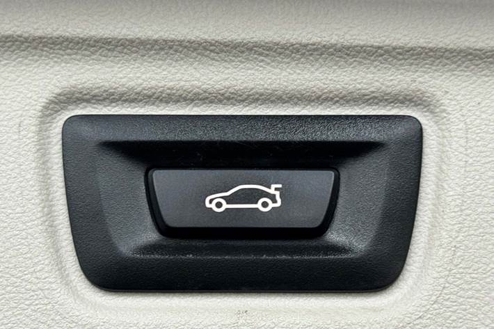 Grå BMW 320d fra 2020