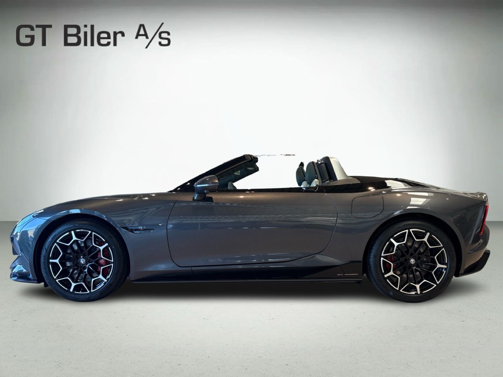 Grå MG Cyberster fra 2024 set udefra