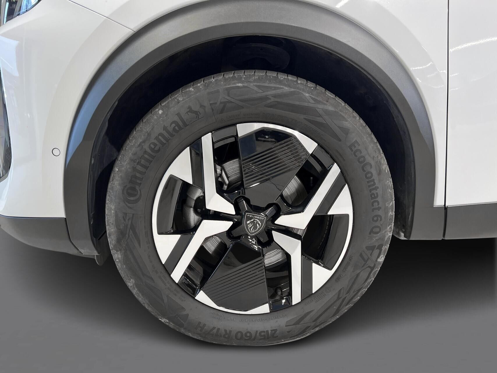 Hvid Peugeot e-2008 fra 2025