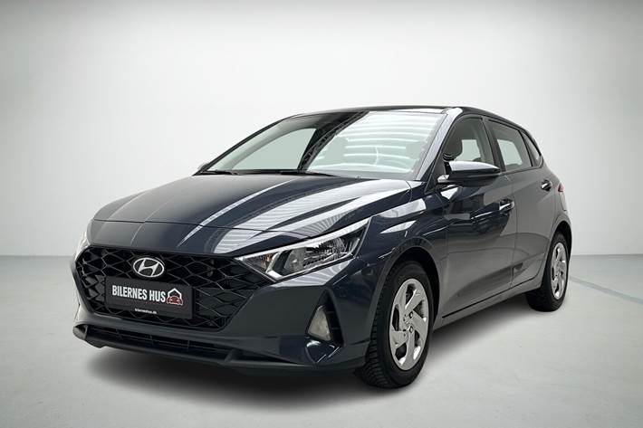 Grå Hyundai i20 fra 2023 set udefra