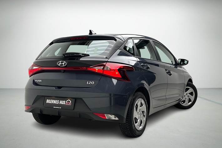 Grå Hyundai i20 fra 2023