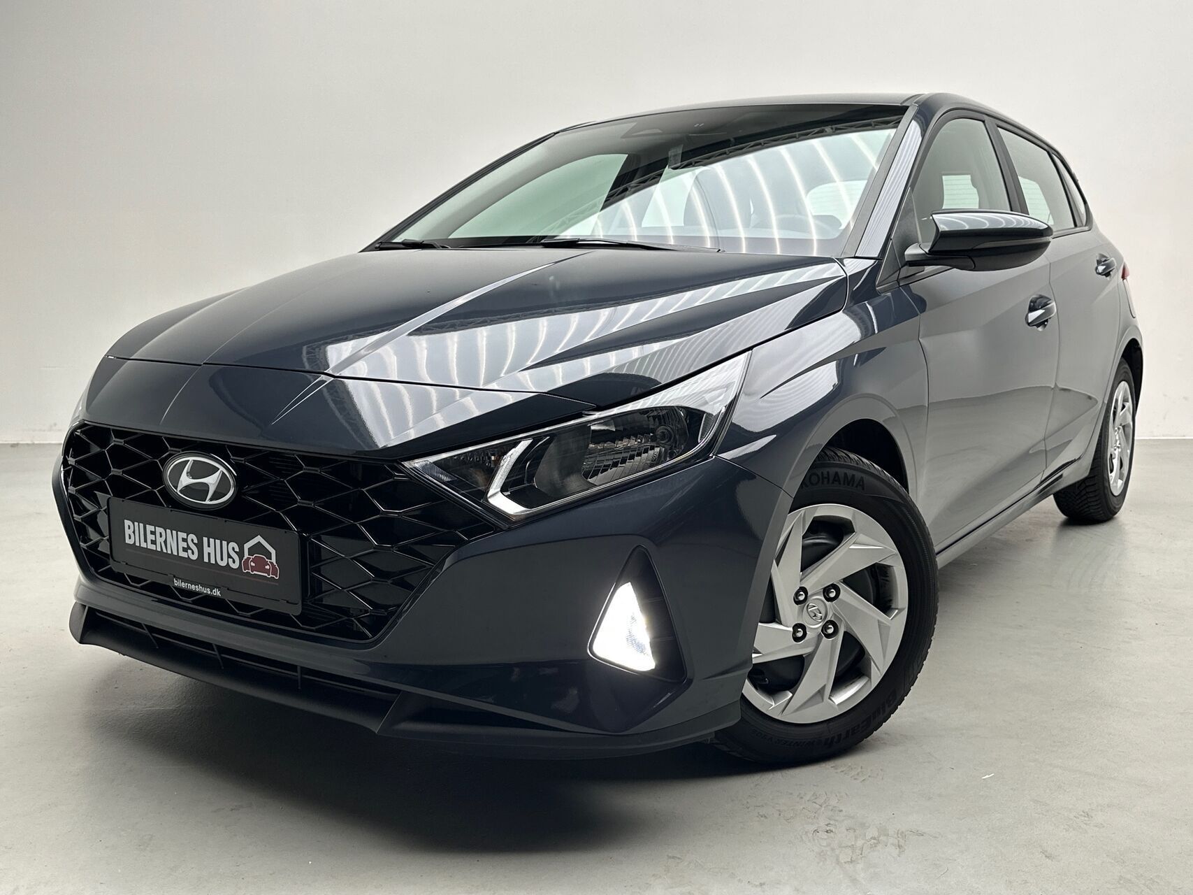Grå Hyundai i20 fra 2023