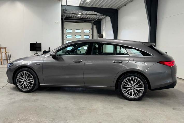 Grå Mercedes CLA250 e fra 2021
