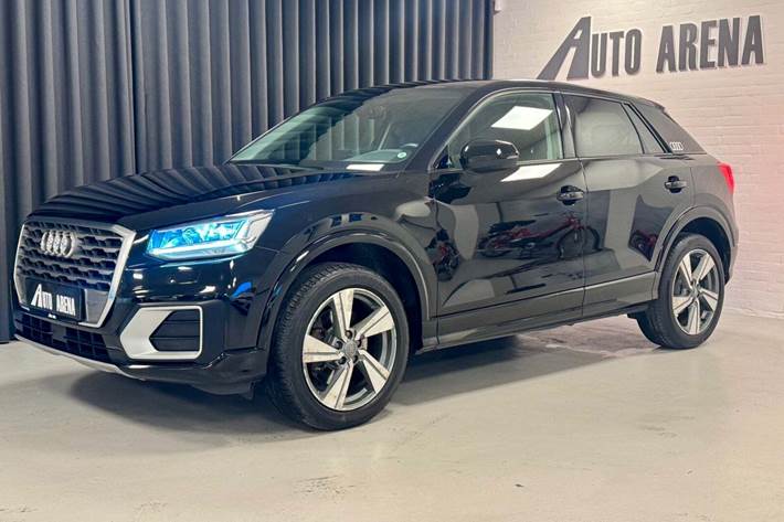 Sort Audi Q2 fra 2018 set udefra
