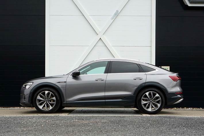 Grå Audi e-tron fra 2020