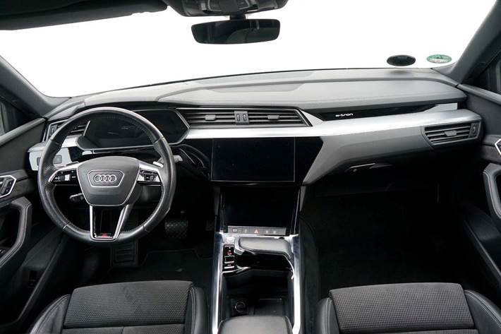 Grå Audi e-tron fra 2020