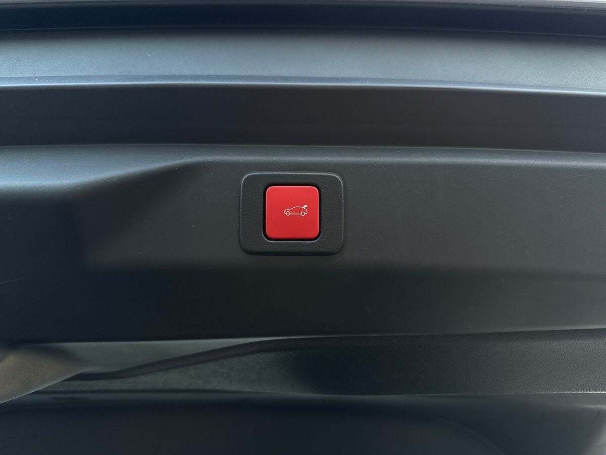 Hvid Peugeot e-3008 fra 2024