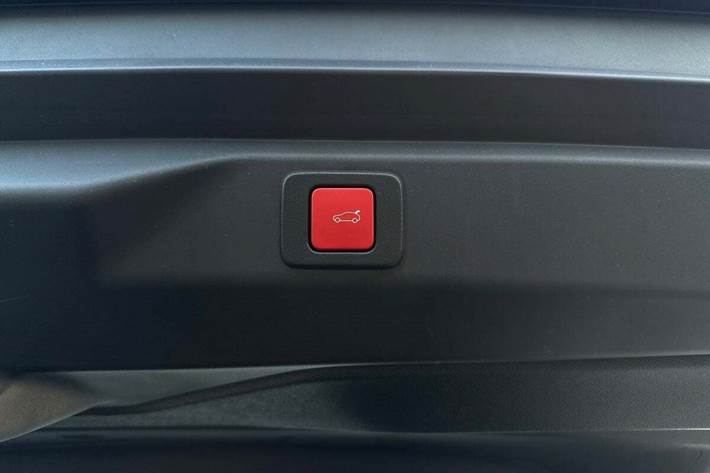 Hvid Peugeot e-3008 fra 2024