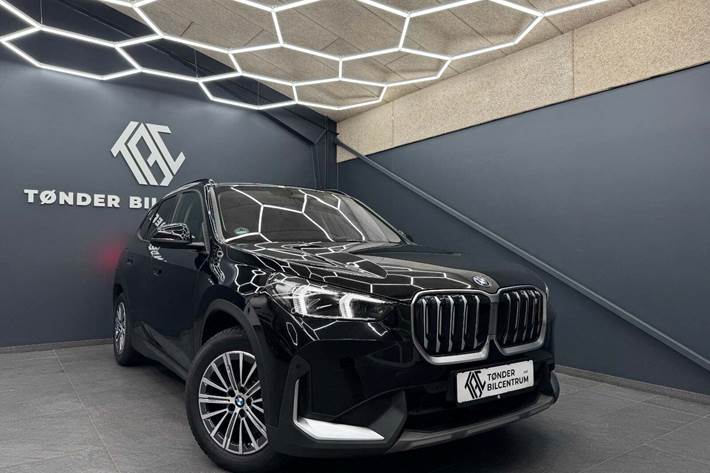 Sort BMW iX1 fra 2023 set udefra