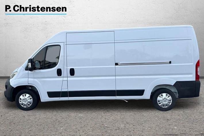 Hvid Opel Movano fra 2024