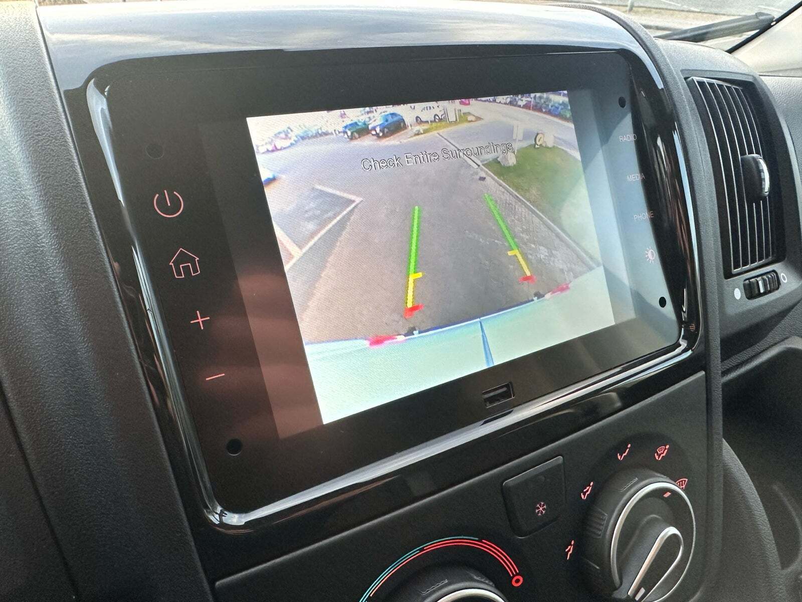 Hvid Opel Movano fra 2024