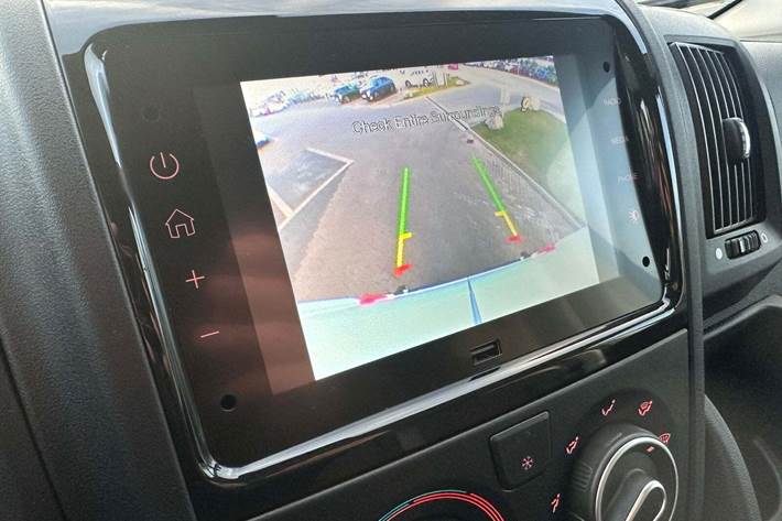 Hvid Opel Movano fra 2024