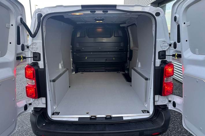 Hvid Opel Vivaro-e fra 2023