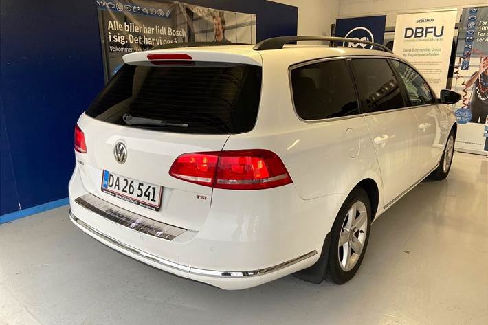 Hvid VW Passat fra 2013