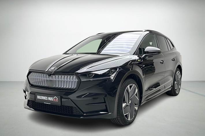 Sort Skoda Enyaq fra 2023 set udefra