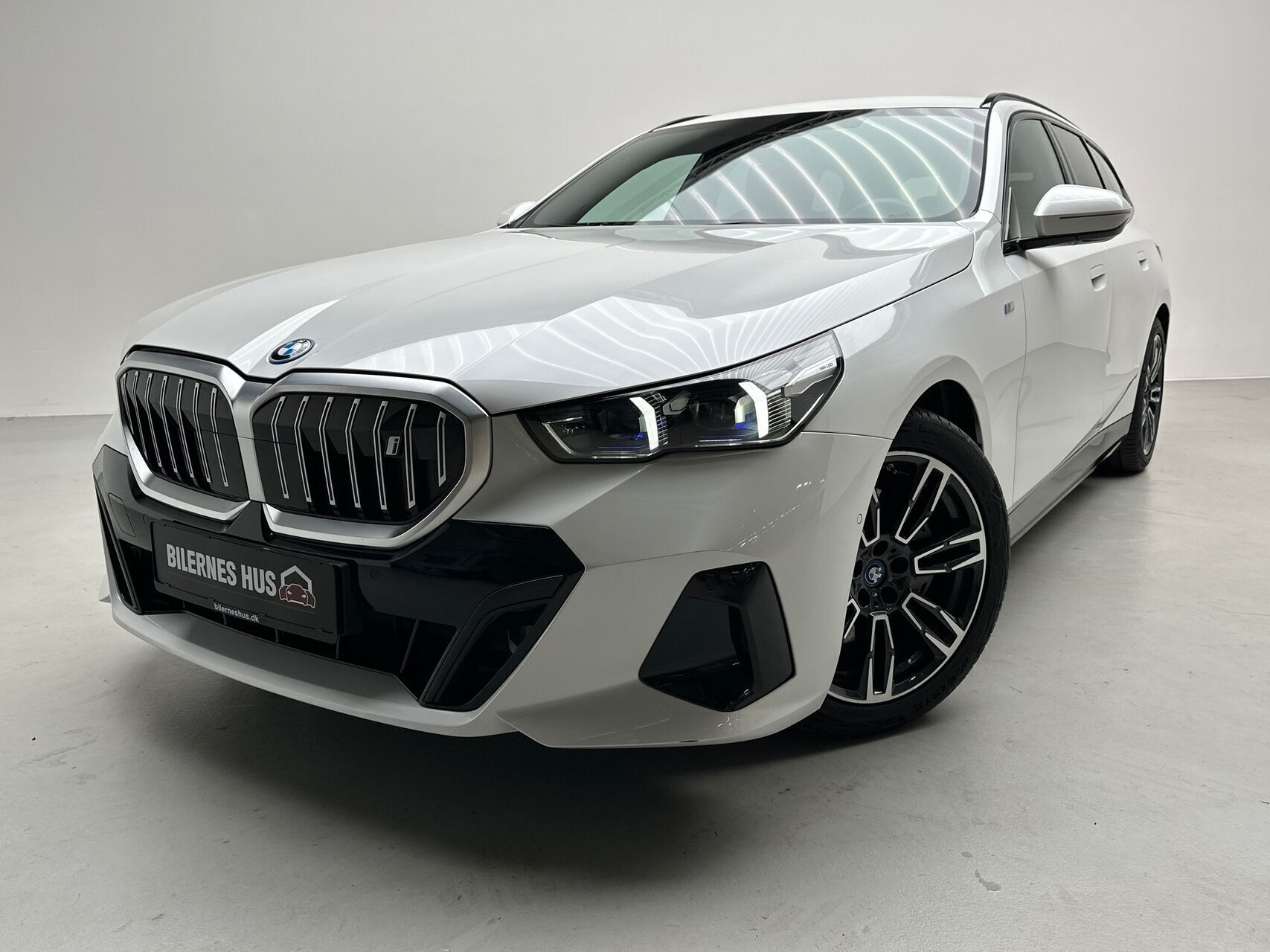 Hvid BMW i5 fra 2025