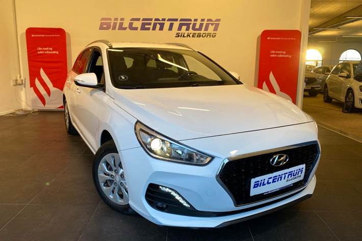 Hvid Hyundai i30 fra 2018 set udefra