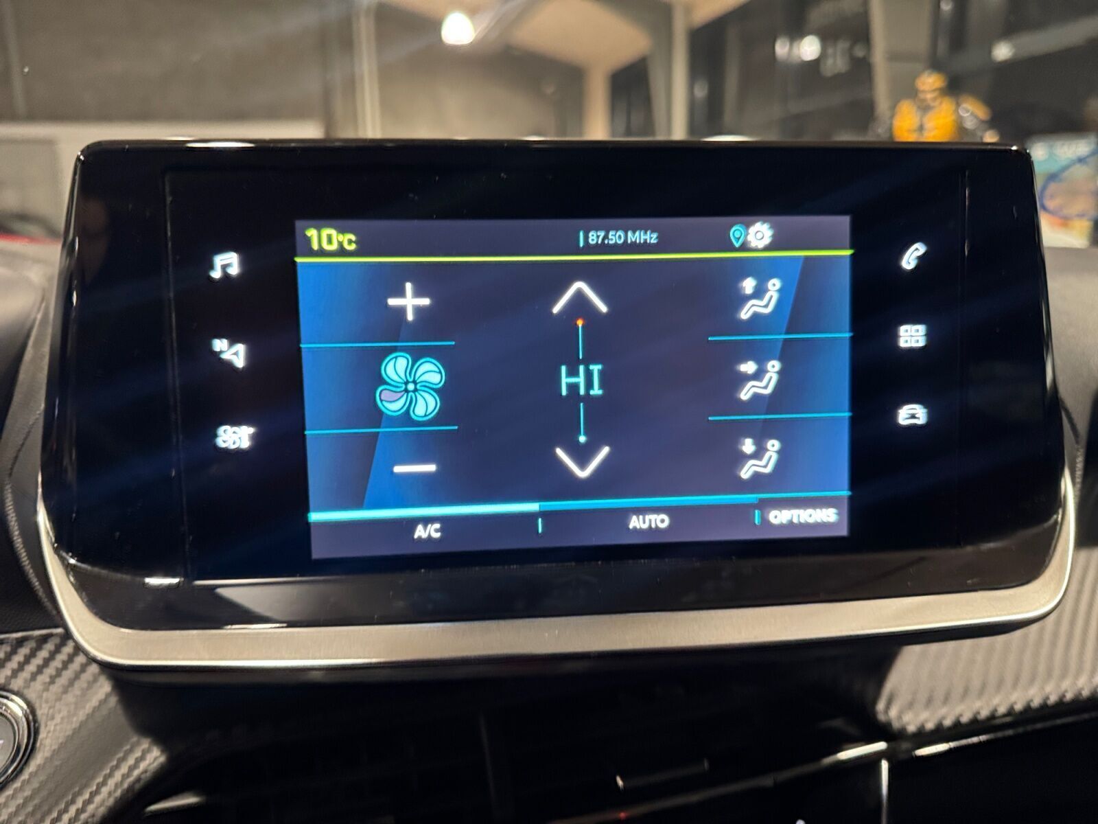 Blå Peugeot e-208 fra 2021