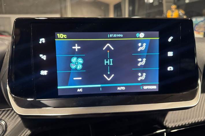 Blå Peugeot e-208 fra 2021