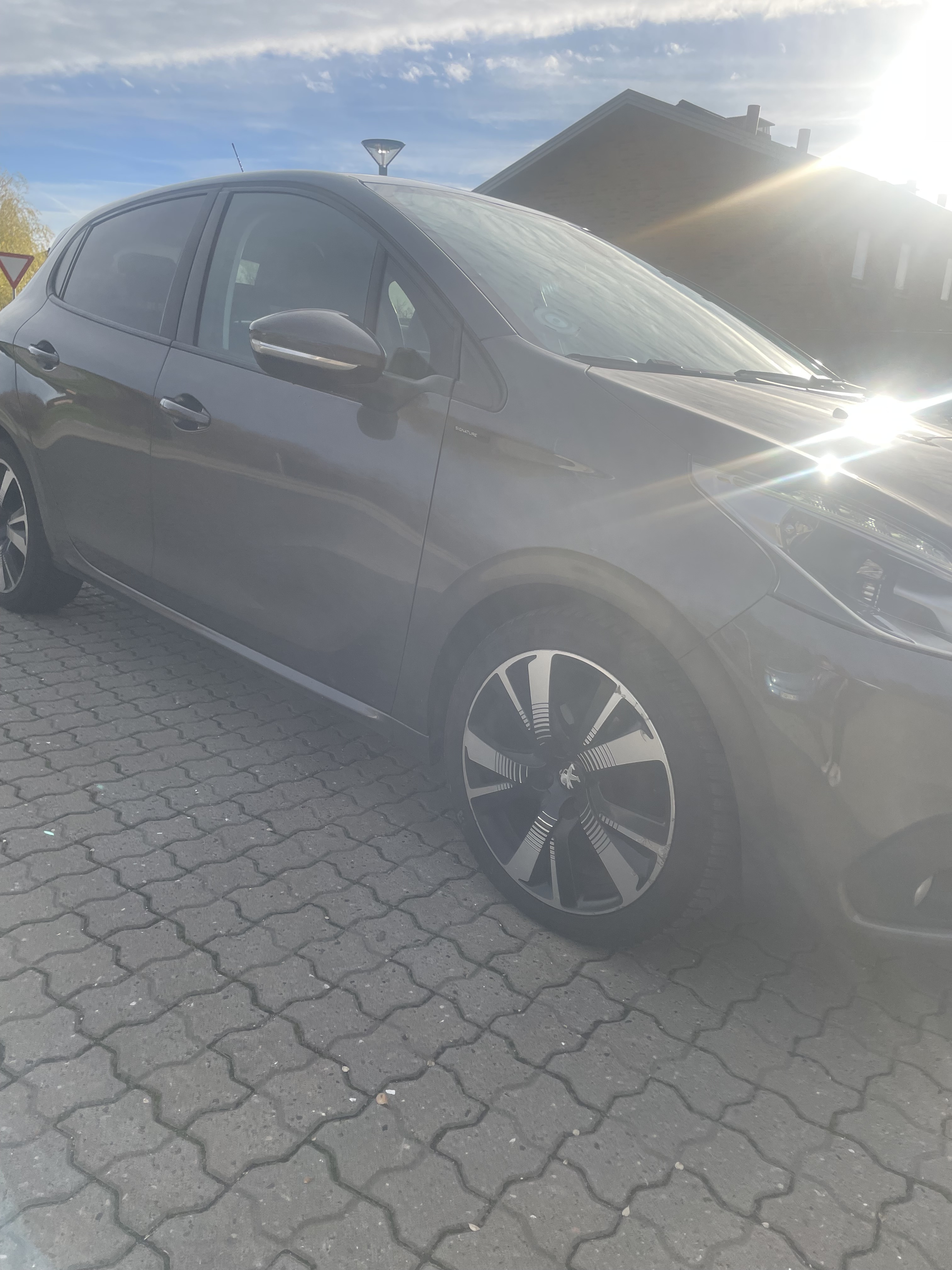 Grå Peugeot 208 fra 2019