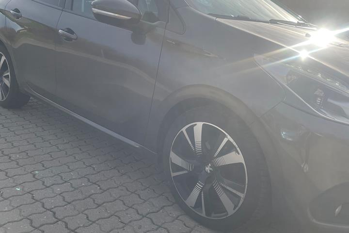 Grå Peugeot 208 fra 2019