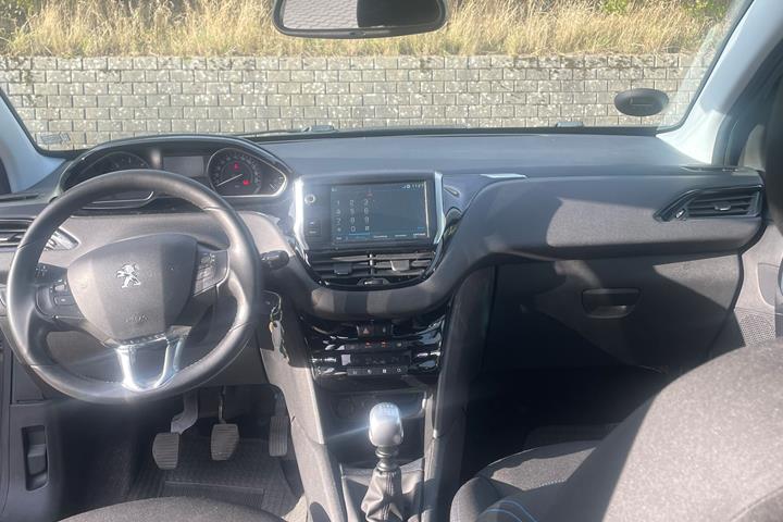 Grå Peugeot 208 fra 2019