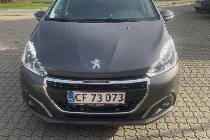 Grå Peugeot 208 fra 2019