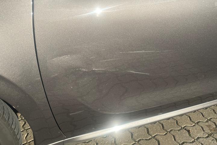 Grå Peugeot 208 fra 2019
