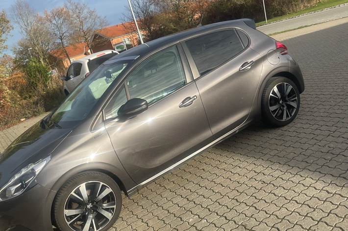Grå Peugeot 208 fra 2019