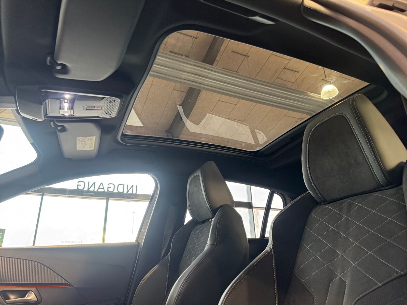 Hvid Peugeot e-208 fra 2021