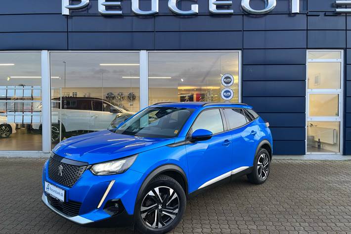Blå Peugeot 2008 fra 2022 set udefra