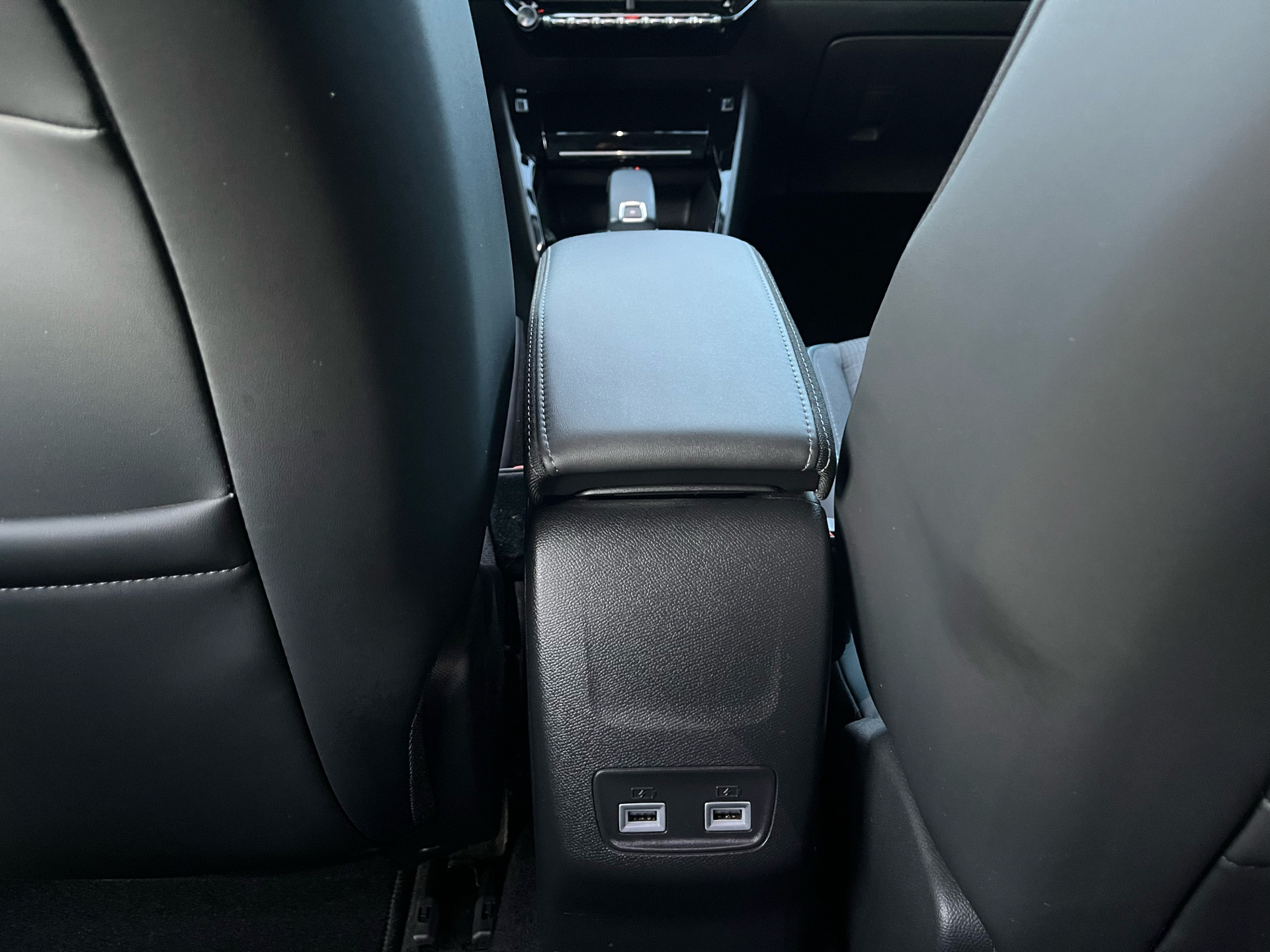 Blå Peugeot 2008 fra 2022