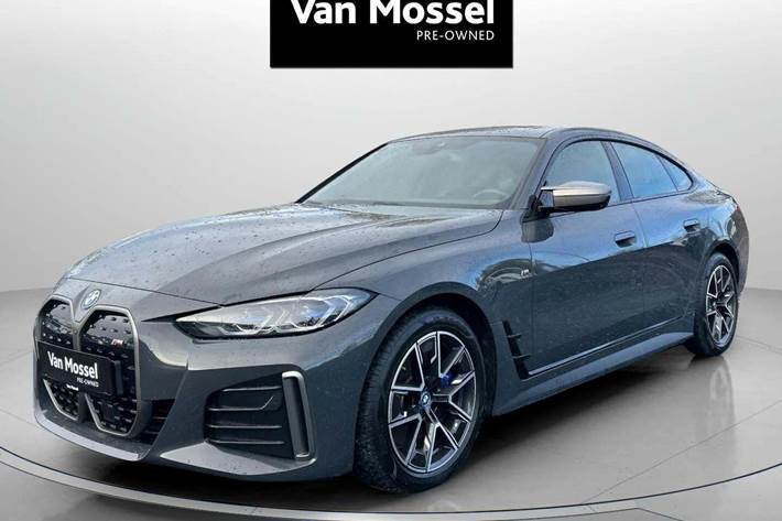 Grå BMW i4 fra 2023 set udefra