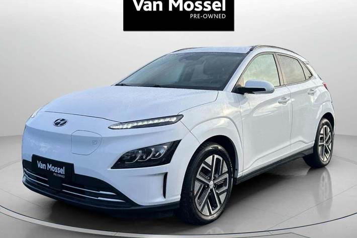 Hvid Hyundai Kona fra 2022 set udefra
