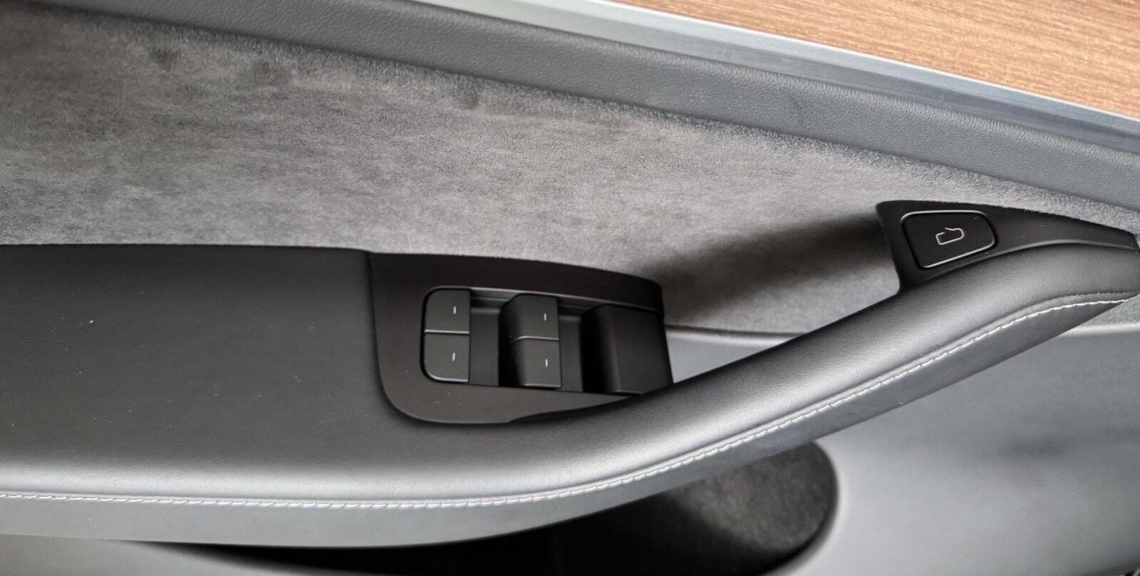 Sort Tesla Model Y fra 2024